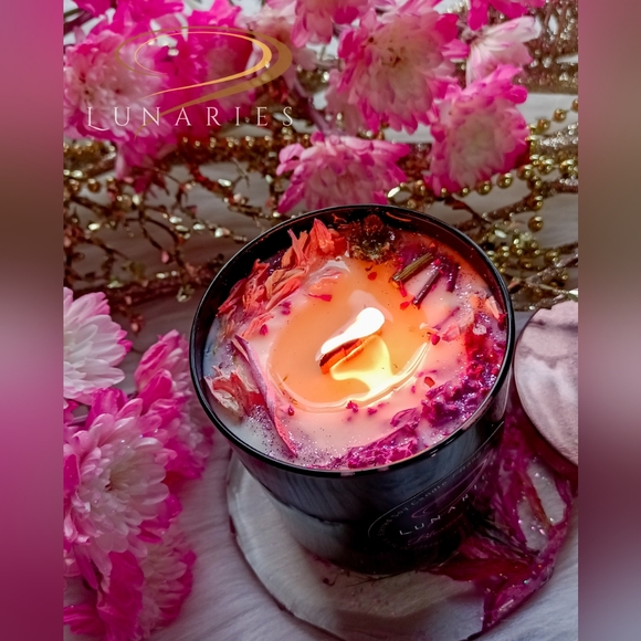 Blossom Musk Scented Soy Wax Candle with Wooden Wick and Botanicals - Picture 5 of 11